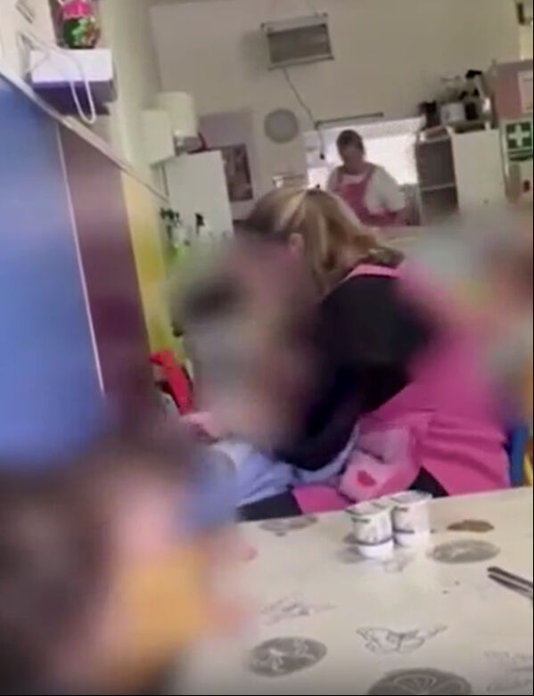 Kreşte skandal! K&uuml;&ccedil;&uuml;c&uuml;k &ccedil;ocuğu duvara fırlattı: Sebebi ise kan dondurdu - 1. Resim