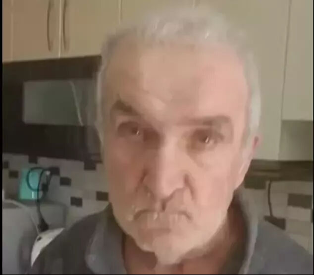 Ünlü rapçi Sansar Salvo'dan skandal görüntü! Babasını dövdüğü anları paylaştı: Tepki yağdı Ünlü rapçi Sansar Salvo'dan skandal görüntü! Babasını dövdüğü anları paylaştı: Tepki yağdı - 2. Resim