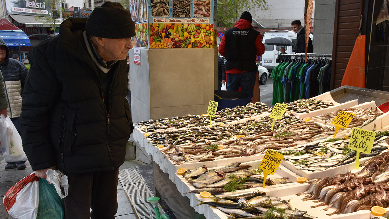 Yasağa sayılı saatler kaldı! Oltayla avlanan balıklar tezgahlarda - 1. Resim