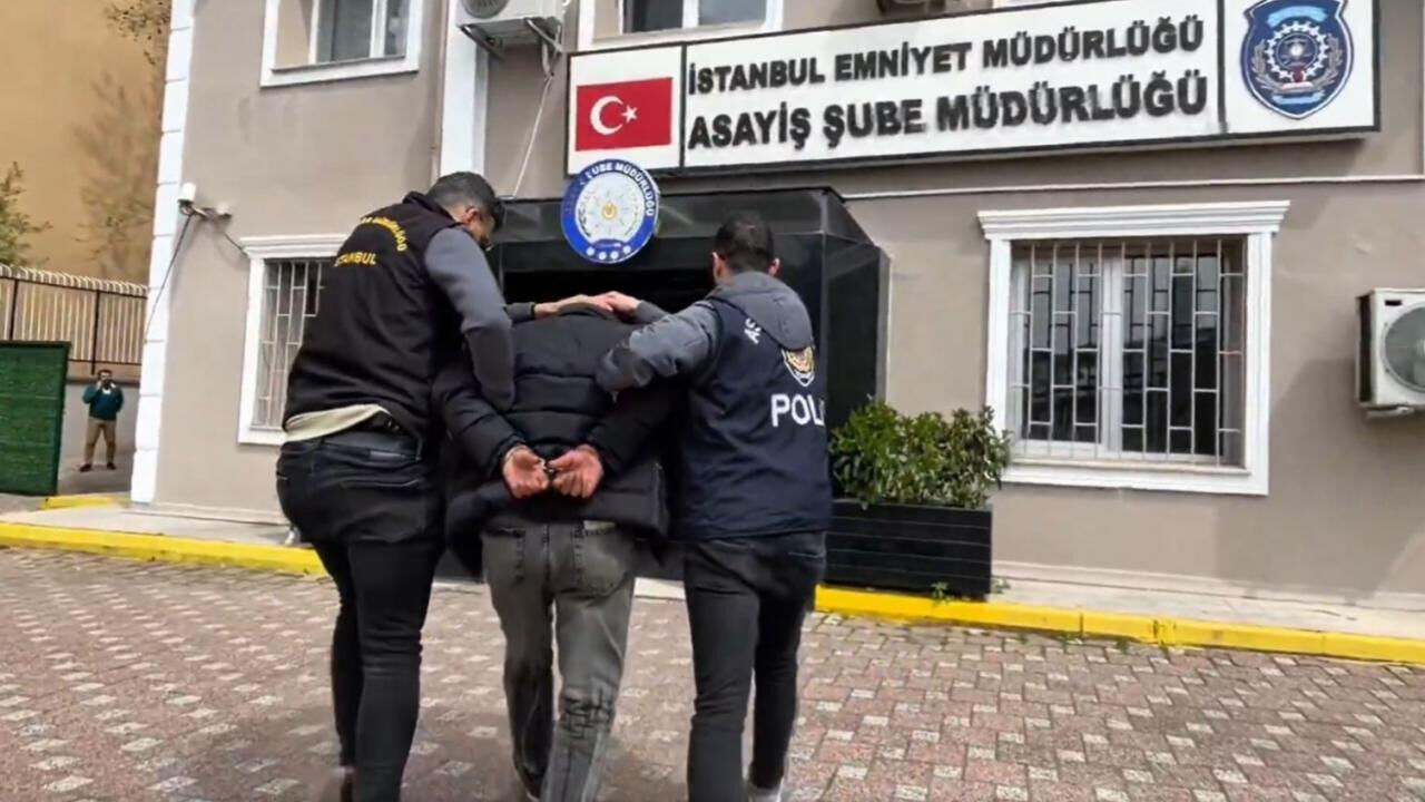 Yerlikaya, Minguzzi'nin mezarını tahrip eden bir şüphelinin daha yakalandığını duyurdu Yerlikaya, Minguzzi'nin mezarını tahrip eden bir şüphelinin daha yakalandığını duyurdu - 1. Resim