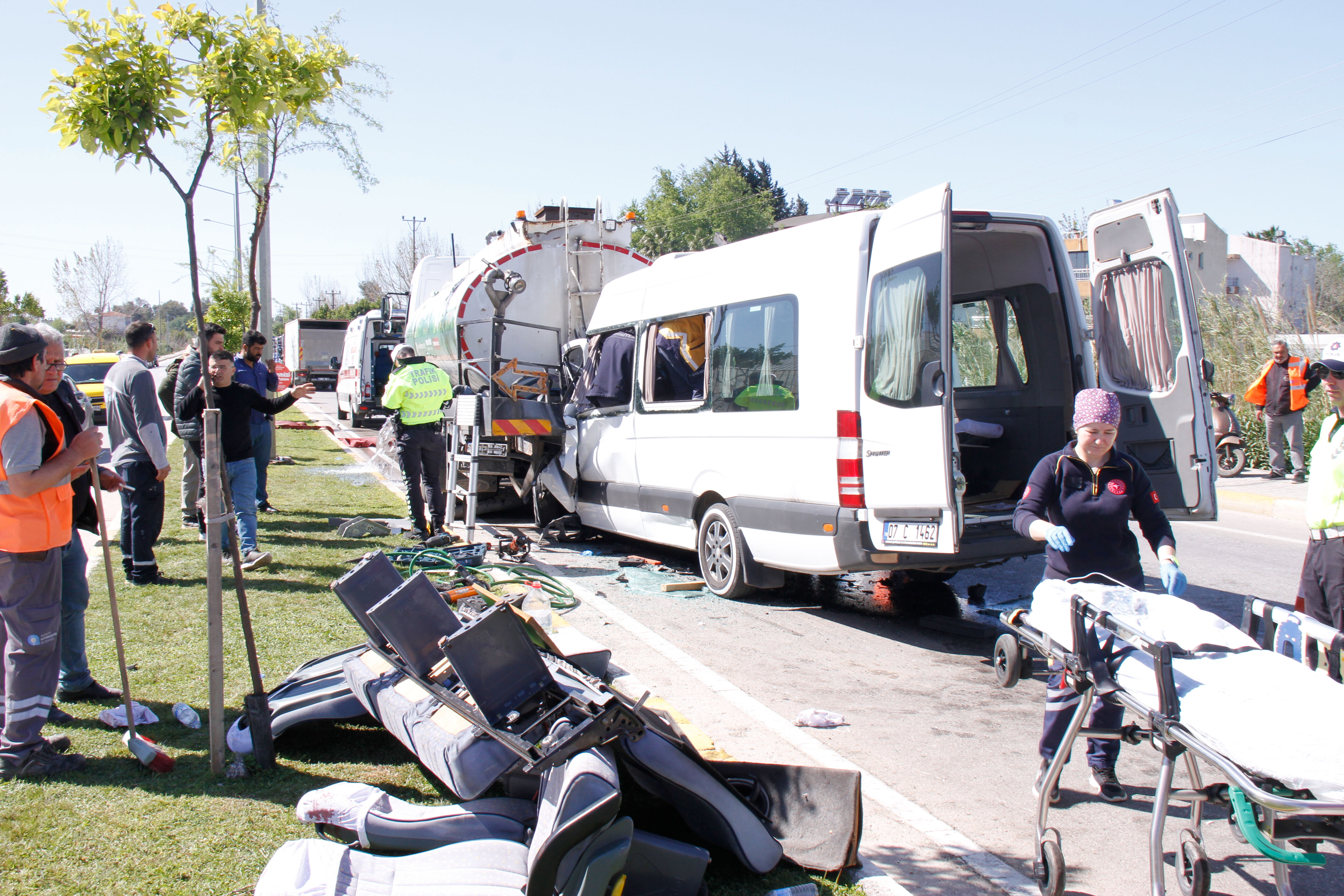 Antalya'da tur minibüsü su tankerine çarptı: Çok sayıda yaralı var Antalya'da tur minibüsü ve su tankeri çarpıştı: Çok sayıda yaralı var - 1. Resim