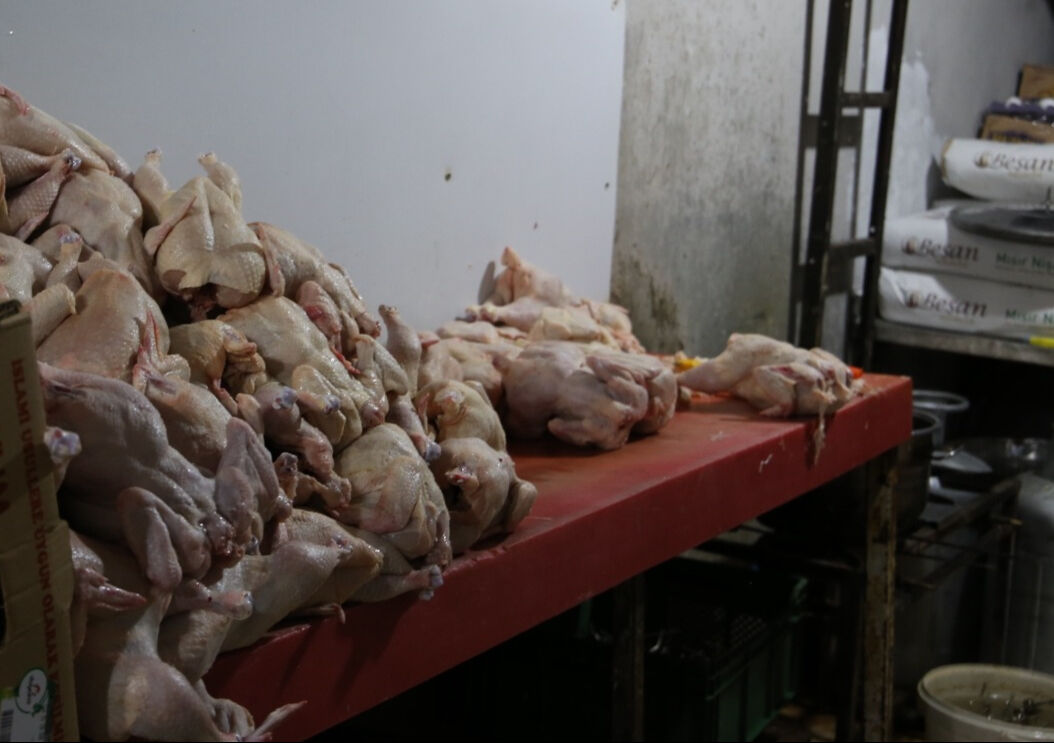 Dönerci değil, mikrop fabrikası: Mide bulandıran görüntüler... Dönerci değil, mikrop fabrikası: Mide bulandıran görüntüler... - 4. Resim