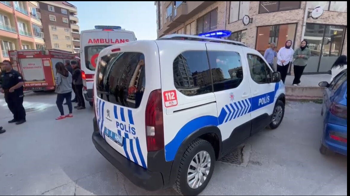 Eşiyle tartışan adam sinir krizi geçirdi! Evini ateşe verdi, korkulan anlar kamerada Eşiyle tartışan adam sinir krizi geçirdi! Evini ateşe verdi, korkulan anlar kamerada - 3. Resim
