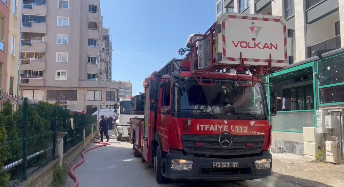 Eşiyle tartışan adam sinir krizi geçirdi! Evini ateşe verdi, korkulan anlar kamerada Eşiyle tartışan adam sinir krizi geçirdi! Evini ateşe verdi, korkulan anlar kamerada - 2. Resim