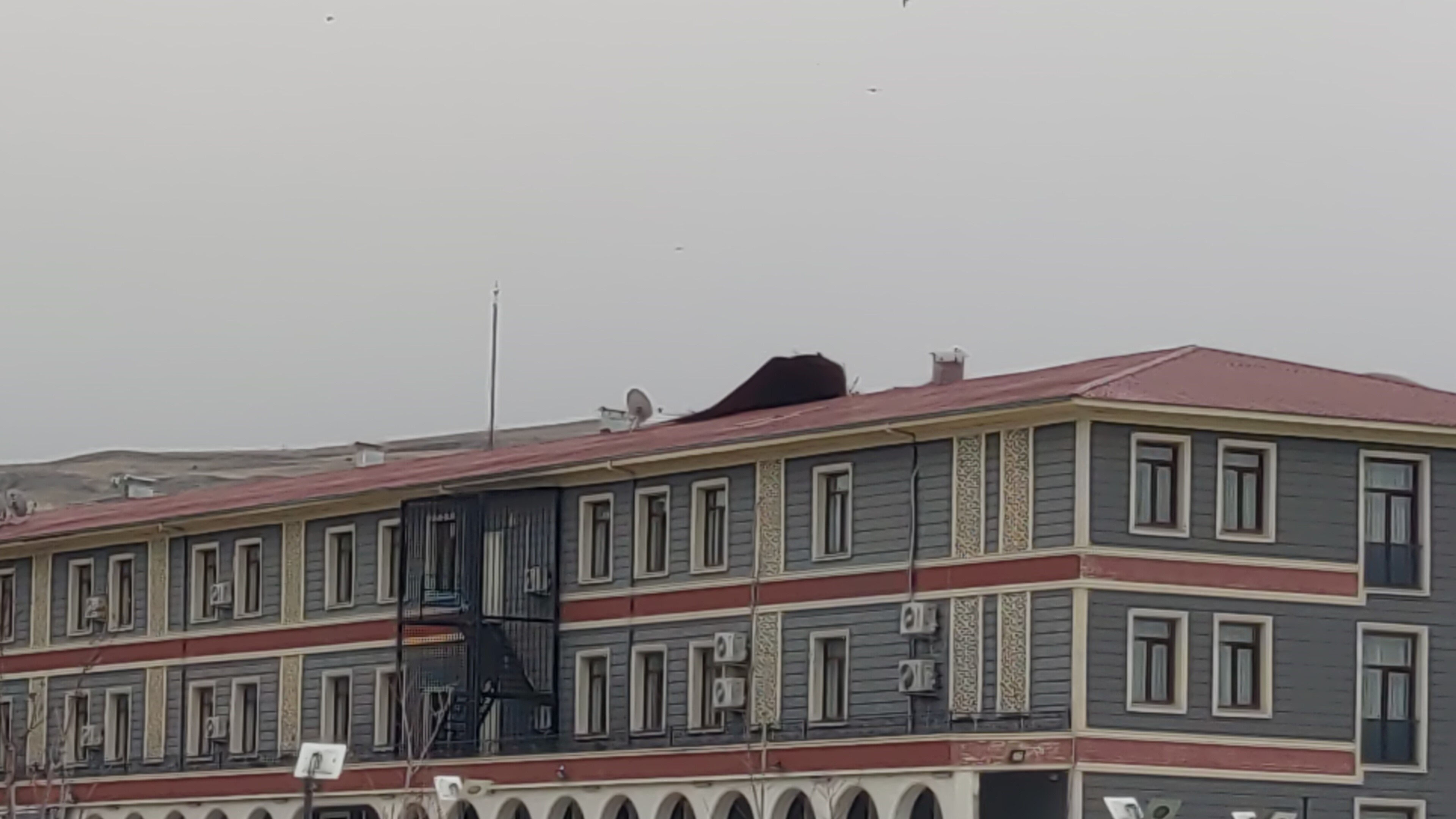 Fırtınaya teslim olan kentte, çatılar uçtu Fırtınaya teslim olan kentte, çatılar uçtu - 1. Resim