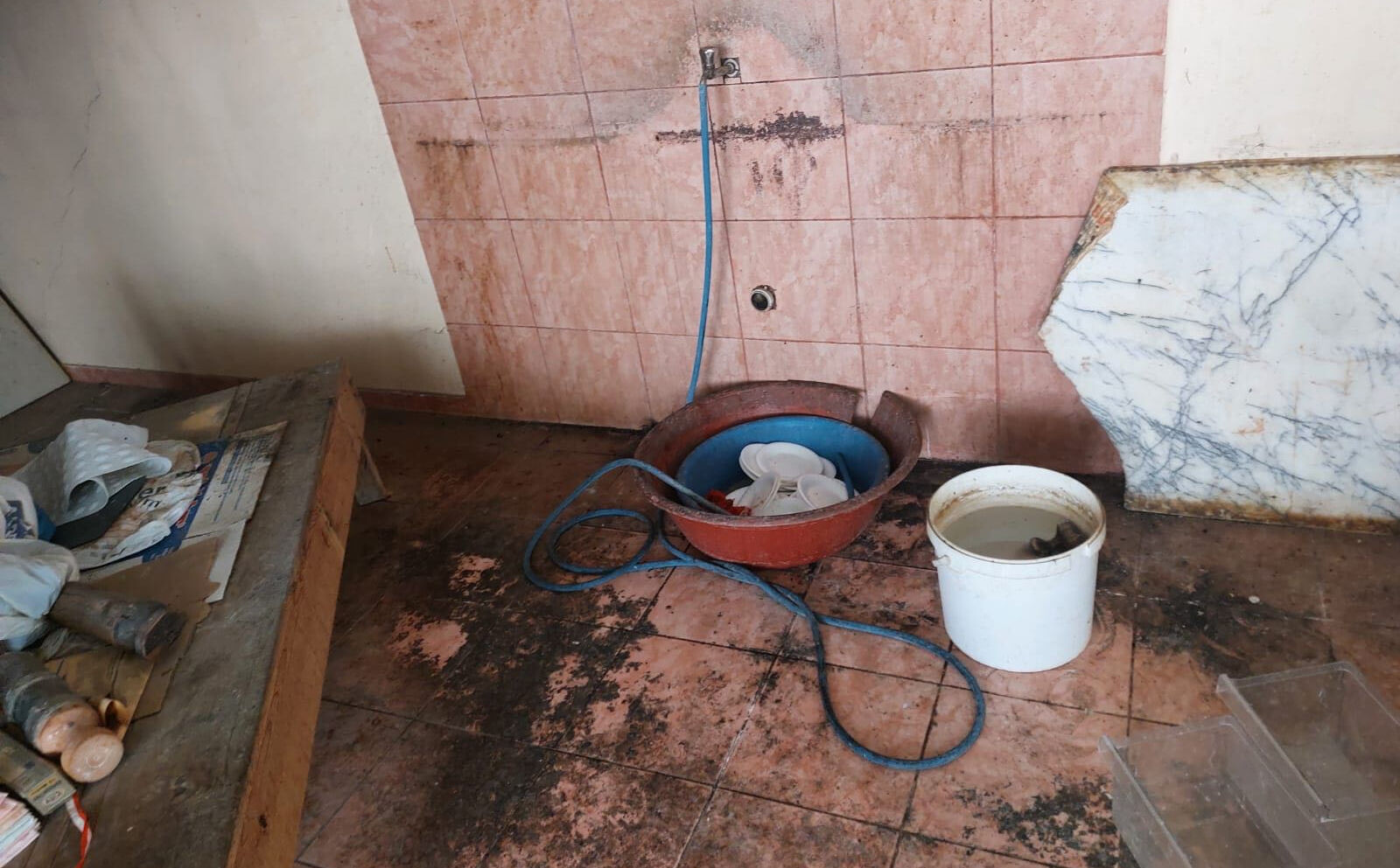Görüntüler mide bulandırdı: Merdiven altı tatlı imalathanesi mühürlendi! Görüntüler mide bulandırdı: Merdiven altı tatlı imalathanesi mühürlendi! - 2. Resim