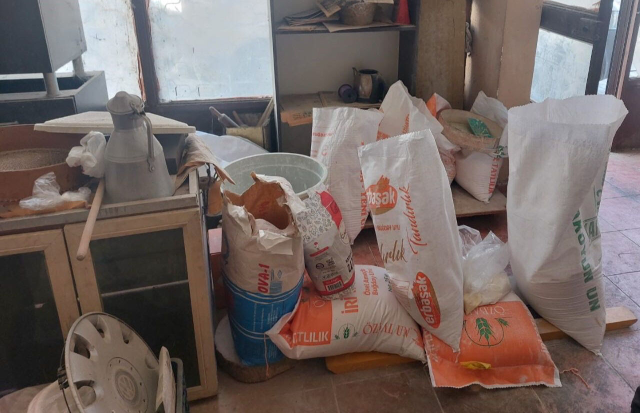 Görüntüler mide bulandırdı: Merdiven altı tatlı imalathanesi mühürlendi! Görüntüler mide bulandırdı: Merdiven altı tatlı imalathanesi mühürlendi! - 1. Resim
