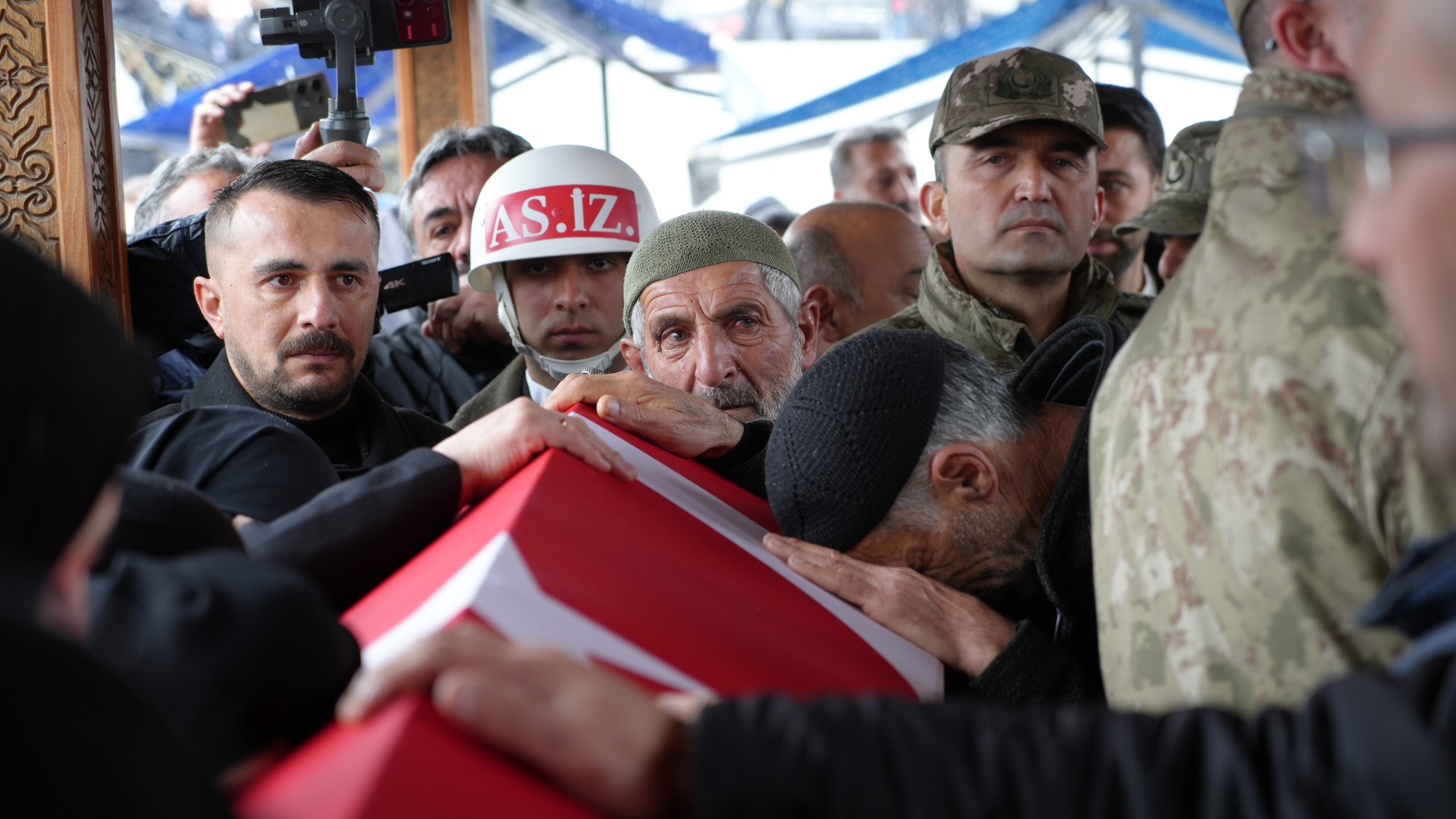 Naaşı 3 yıl sonra bulunmuştu... Şehit Nurettin Tokyürek'in vasiyeti yerine getirildi: Yüzlerce kişi cenazeye akın etti Naaşı 3 yıl sonra bulunmuştu... Şehit Nurettin Tokyürek'in vasiyeti yerine getirildi: Yüzlerce kişi cenazeye akın etti - 4. Resim
