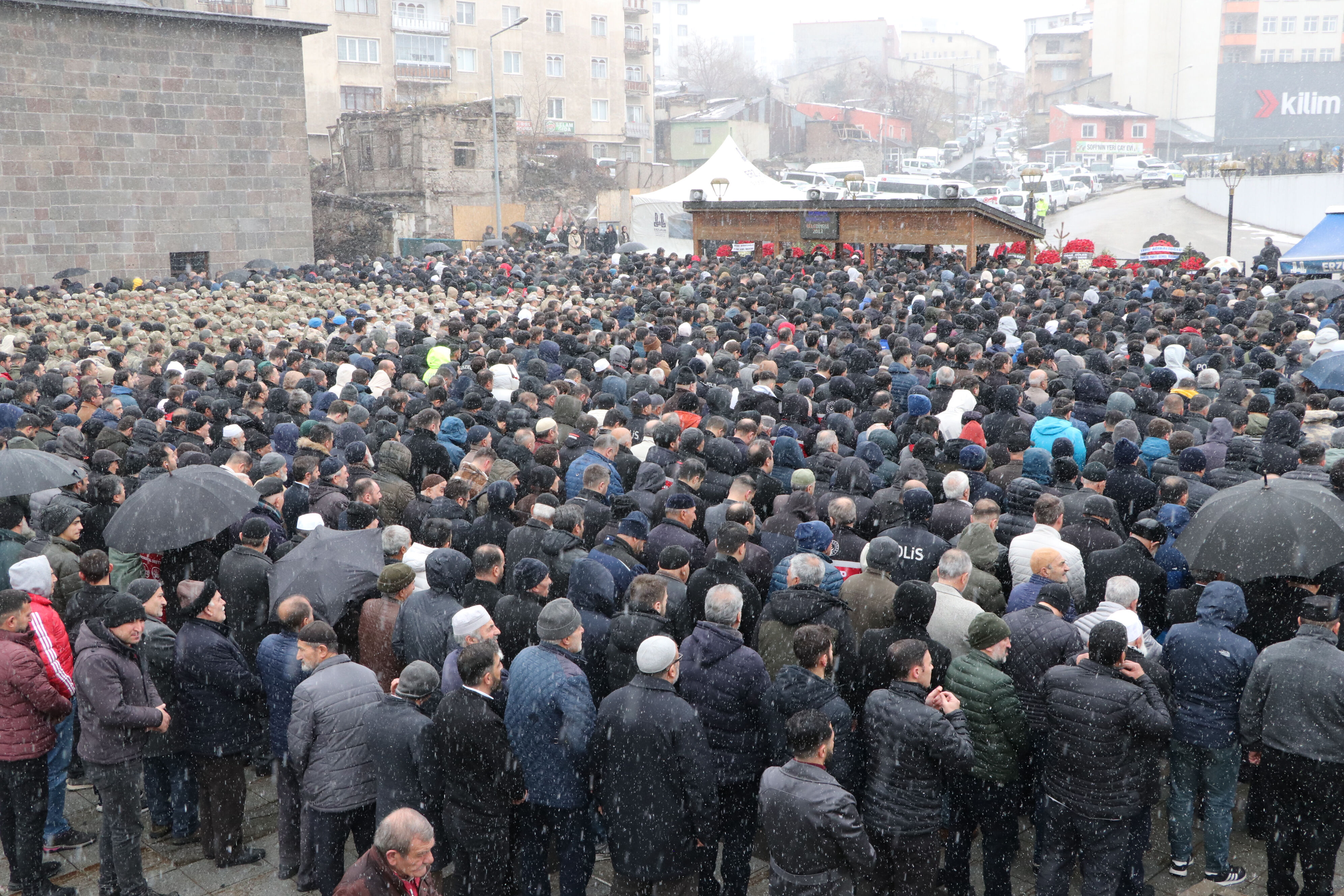 Naaşı 3 yıl sonra bulunmuştu... Şehit Nurettin Tokyürek'in vasiyeti yerine getirildi: Yüzlerce kişi cenazeye akın etti Naaşı 3 yıl sonra bulunmuştu... Şehit Nurettin Tokyürek'in vasiyeti yerine getirildi: Yüzlerce kişi cenazeye akın etti - 2. Resim