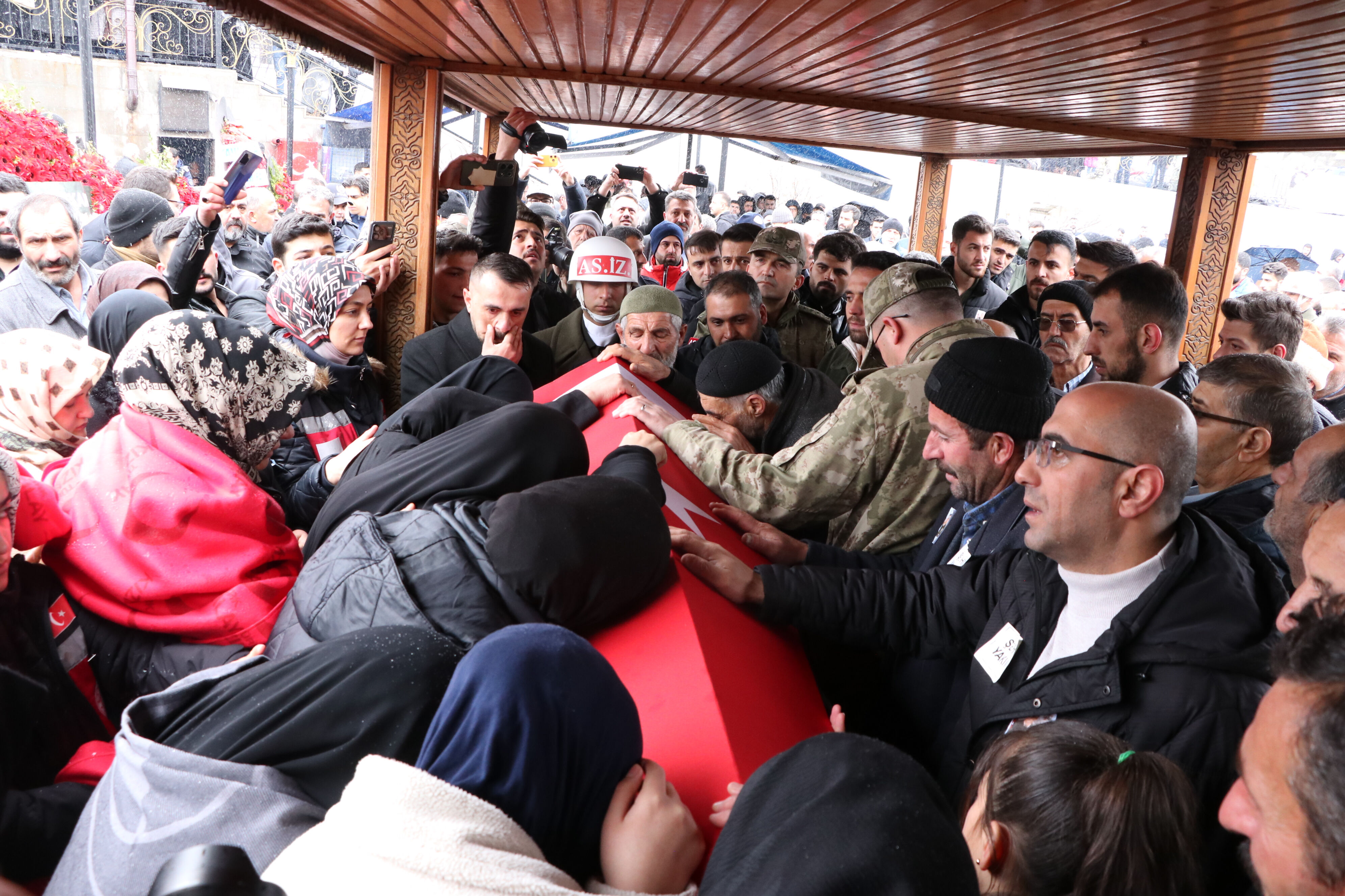 Naaşı 3 yıl sonra bulunmuştu... Şehit Nurettin Tokyürek'in vasiyeti yerine getirildi: Yüzlerce kişi cenazeye akın etti Naaşı 3 yıl sonra bulunmuştu... Şehit Nurettin Tokyürek'in vasiyeti yerine getirildi: Yüzlerce kişi cenazeye akın etti - 1. Resim
