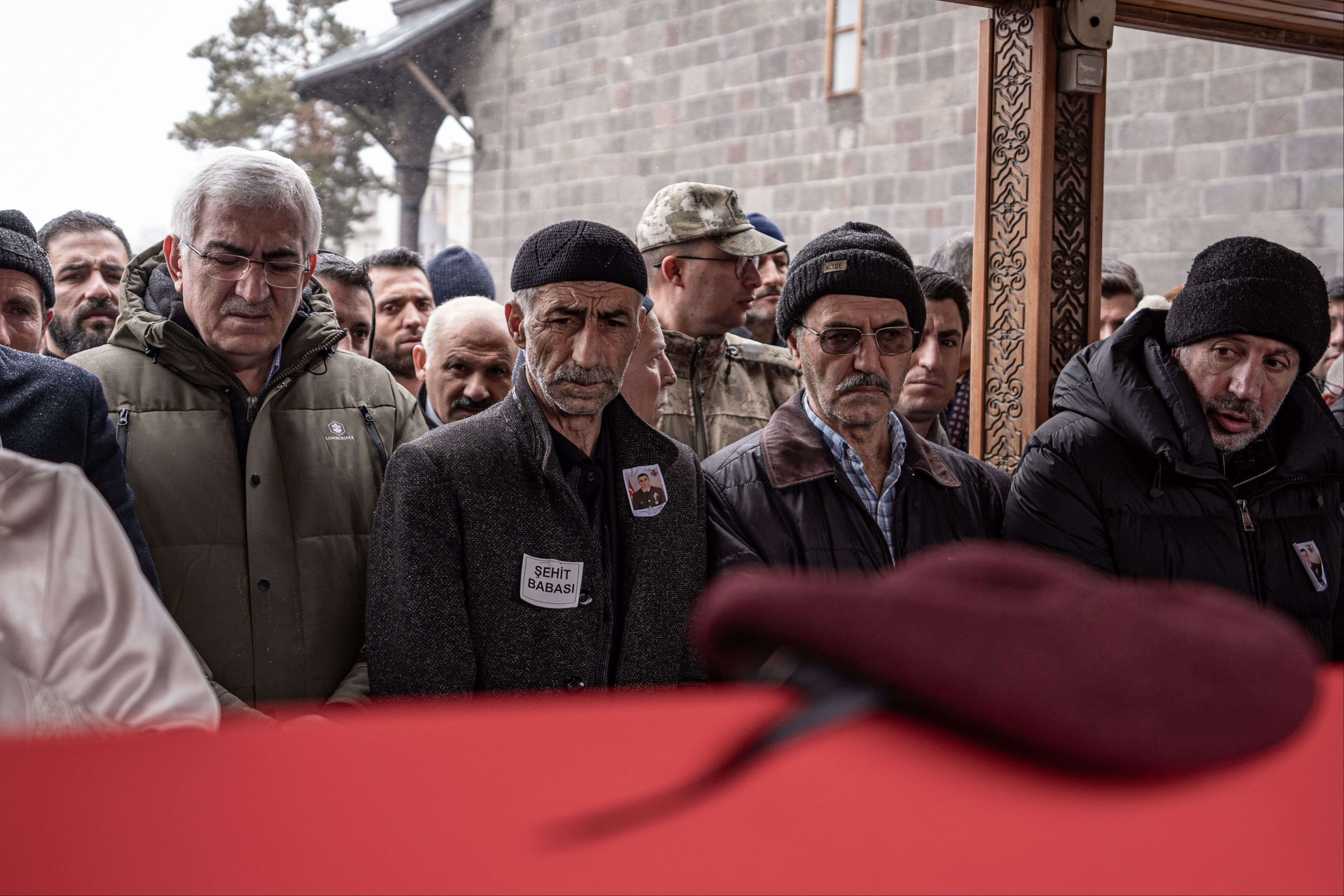 Naaşı 3 yıl sonra bulunmuştu... Şehit Nurettin Tokyürek'in vasiyeti yerine getirildi: Yüzlerce kişi cenazeye akın etti Naaşı 3 yıl sonra bulunmuştu... Şehit Nurettin Tokyürek'in vasiyeti yerine getirildi: Yüzlerce kişi cenazeye akın etti - 7. Resim