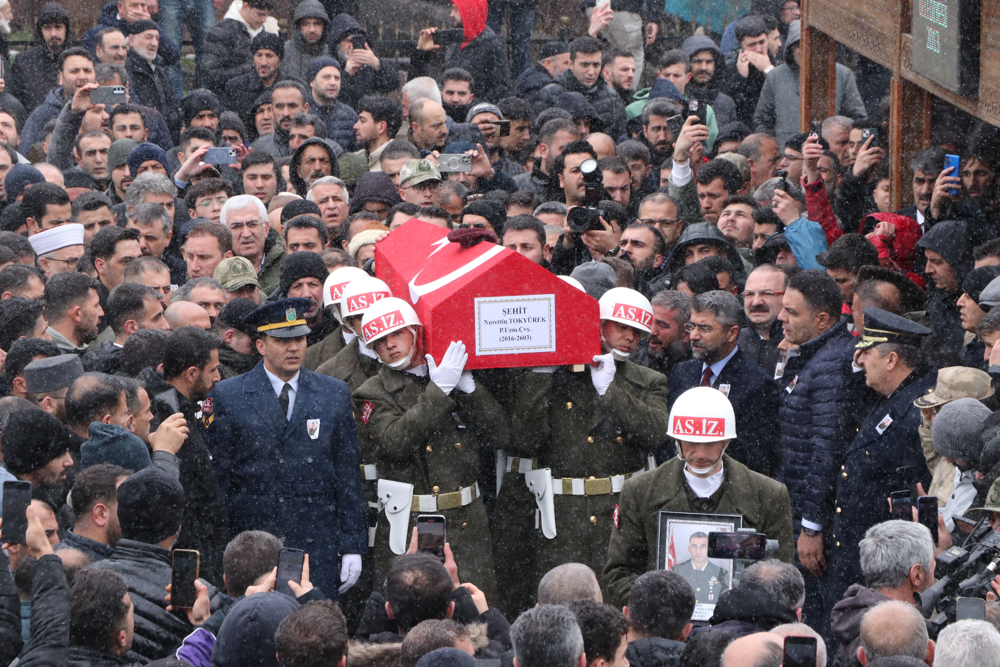 Naaşı 3 yıl sonra bulunmuştu... Şehit Nurettin Tokyürek'in vasiyeti yerine getirildi: Yüzlerce kişi cenazeye akın etti Naaşı 3 yıl sonra bulunmuştu... Şehit Nurettin Tokyürek'in vasiyeti yerine getirildi: Yüzlerce kişi cenazeye akın etti - 3. Resim