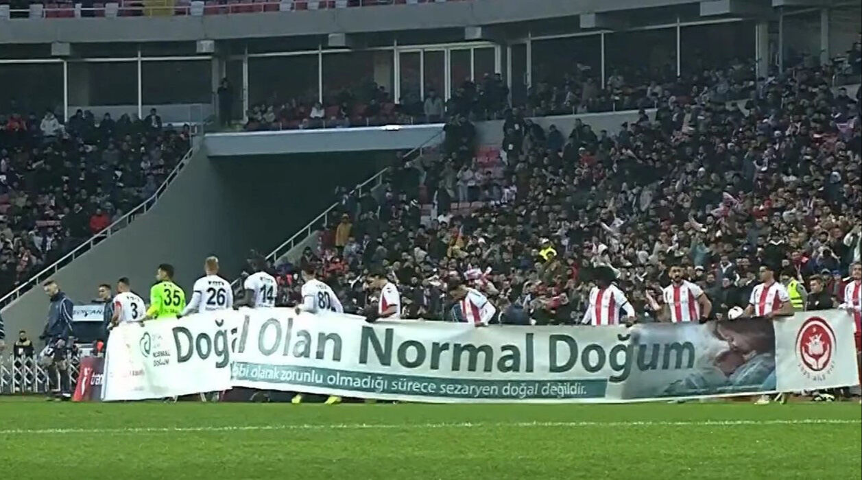 Normal doğum pankartı tartışmalara neden olmuştu! Sağlık Bakanlığından açıklama var - 1. Resim