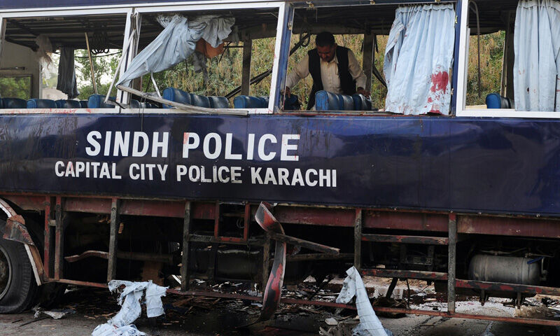 Pakistan'da polis otobüsüne bomba tuzağı: Çok sayıda ölü var Pakistan'da polis otobüsüne bomba tuzağı: Çok sayıda ölü var - 1. Resim