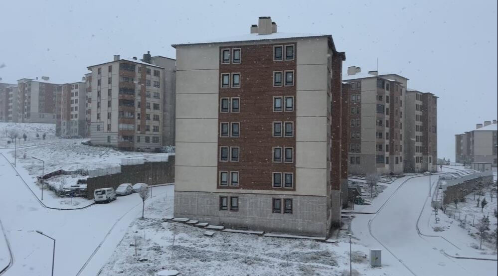 Tipiden g&ouml;z g&ouml;z&uuml; g&ouml;rmedi! Lapa lapa kar yağdı, her yer beyaza b&uuml;r&uuml;nd&uuml; - 7. Resim