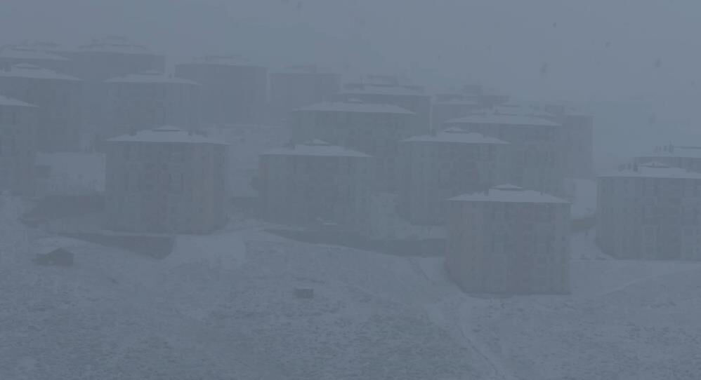 Tipiden g&ouml;z g&ouml;z&uuml; g&ouml;rmedi! Lapa lapa kar yağdı, her yer beyaza b&uuml;r&uuml;nd&uuml; - 2. Resim