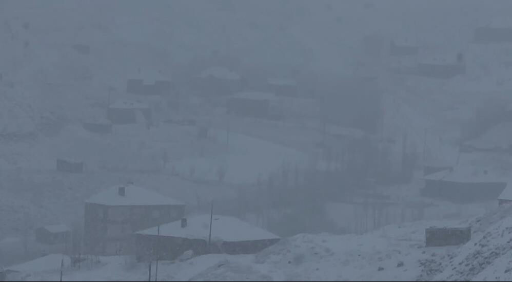 Tipiden g&ouml;z g&ouml;z&uuml; g&ouml;rmedi! Lapa lapa kar yağdı, her yer beyaza b&uuml;r&uuml;nd&uuml; - 5. Resim