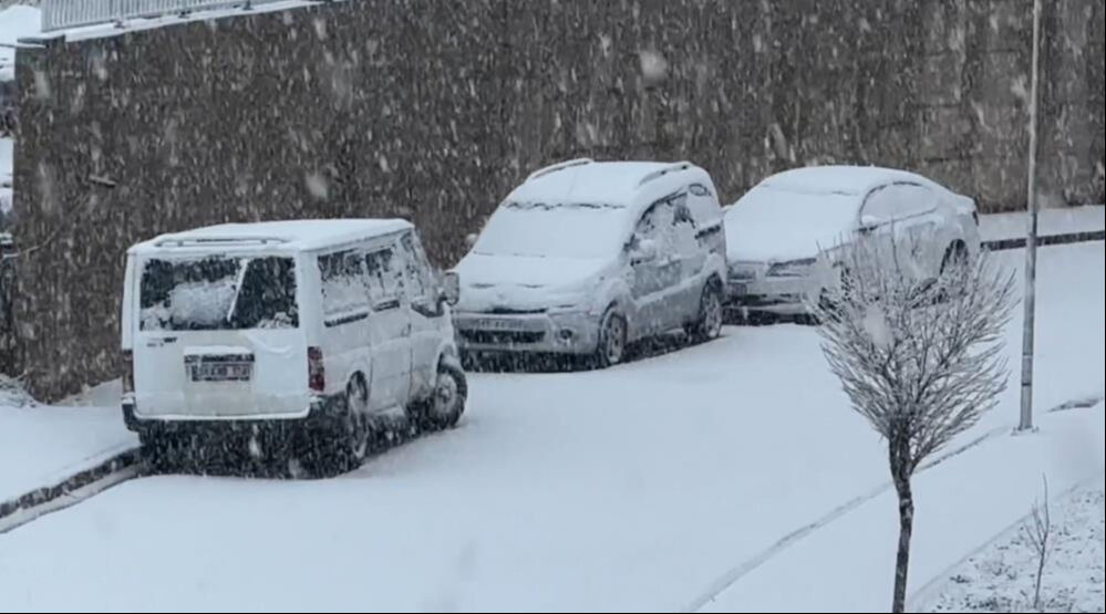 Tipiden g&ouml;z g&ouml;z&uuml; g&ouml;rmedi! Lapa lapa kar yağdı, her yer beyaza b&uuml;r&uuml;nd&uuml; - 8. Resim