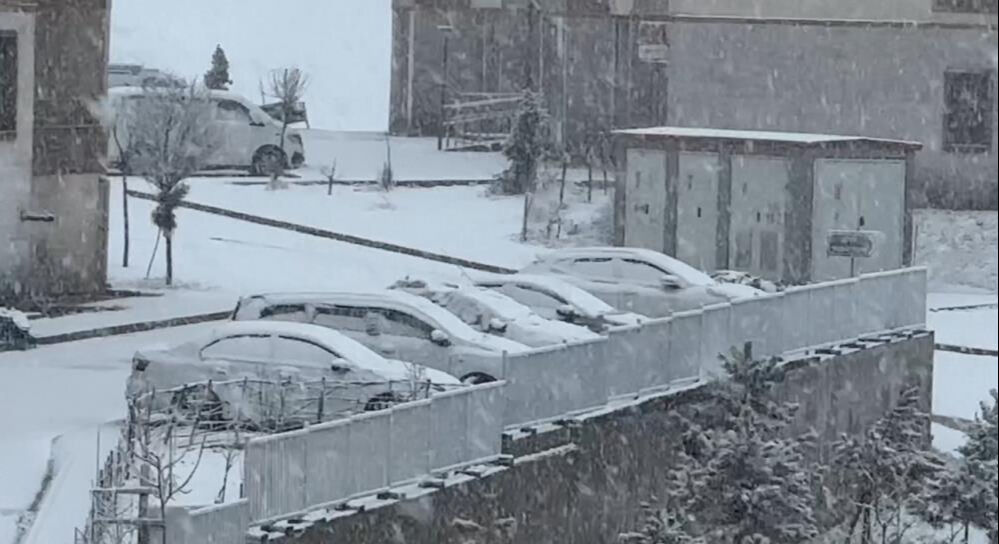 Tipiden g&ouml;z g&ouml;z&uuml; g&ouml;rmedi! Lapa lapa kar yağdı, her yer beyaza b&uuml;r&uuml;nd&uuml; - 1. Resim