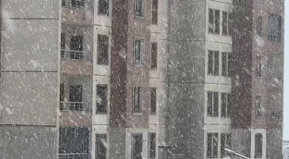 Tipiden g&ouml;z g&ouml;z&uuml; g&ouml;rmedi! Lapa lapa kar yağdı, her yer beyaza b&uuml;r&uuml;nd&uuml; - 4. Resim