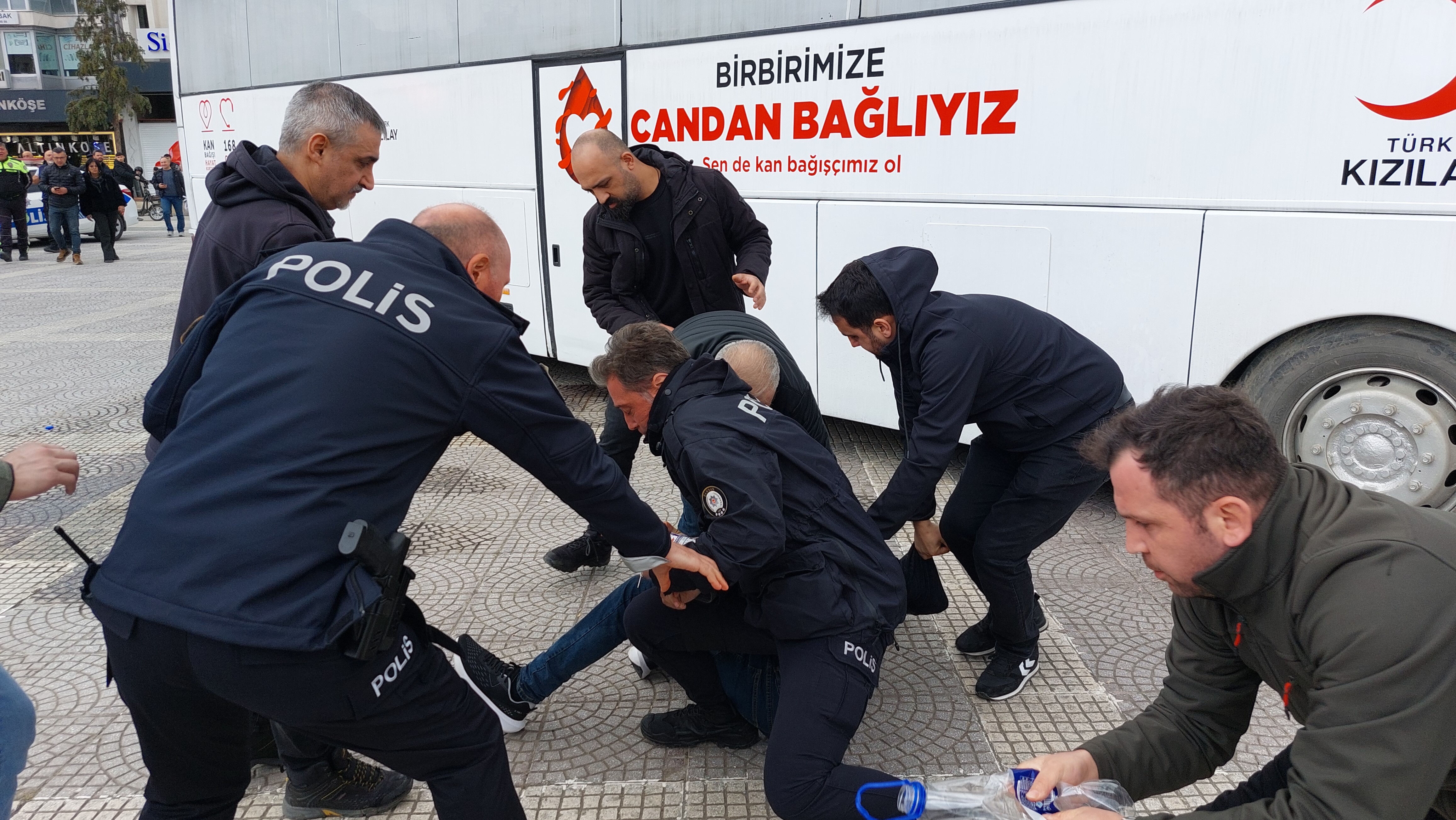 Yolunun yapılmadığı gerekçesiyle meydanda kendini yakmak istedi - 1. Resim