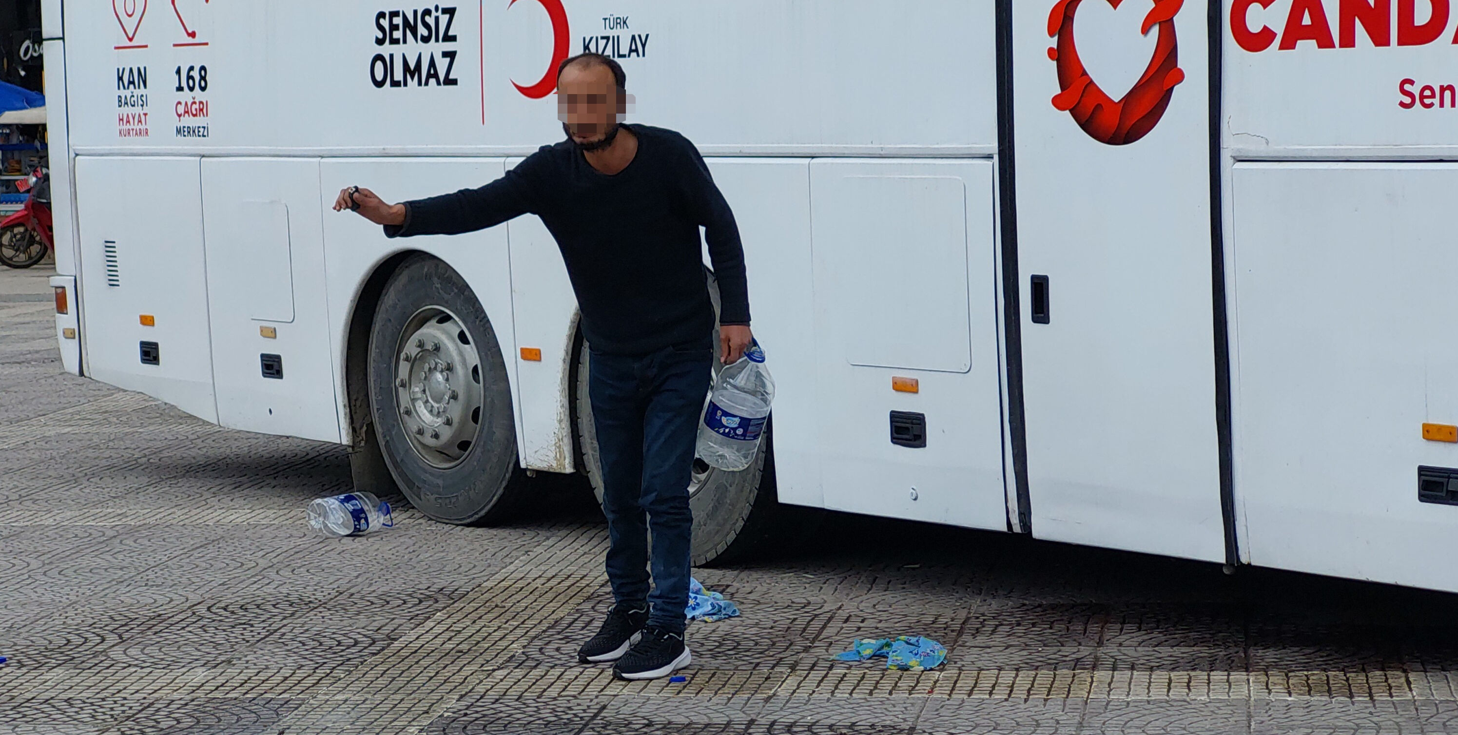 Yolunun yapılmadığı gerekçesiyle meydanda kendini yakmak istedi - 2. Resim