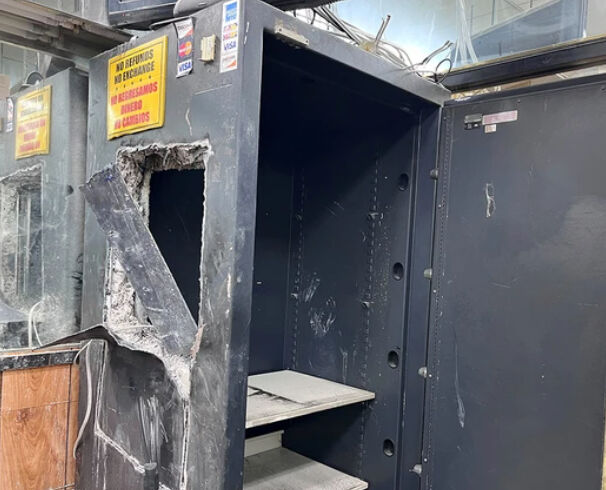 ABD'de pes dedirten soygun! Duvarı delip milyonlarca dolarlık vurgun yaptılar ABD'de pes dedirten soygun! Duvarı delip milyonlarca dolarlık vurgun yaptılar - 1. Resim