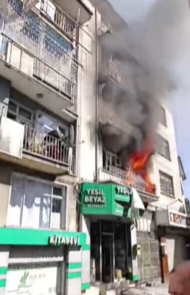 Alevlere teslim olan ev küle döndü! 2 çocuk hayatını kaybetti Alevlere teslim olan ev küle döndü! 2 çocuk hayatını kaybetti - 1. Resim