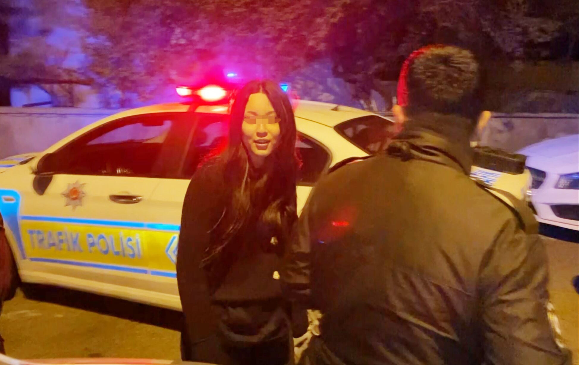 Alkollü kadınlar polisi çileden çıkardı, gazetecilere saldırdı! ''Filtreli çeksin makyajım yok'' - 2. Resim