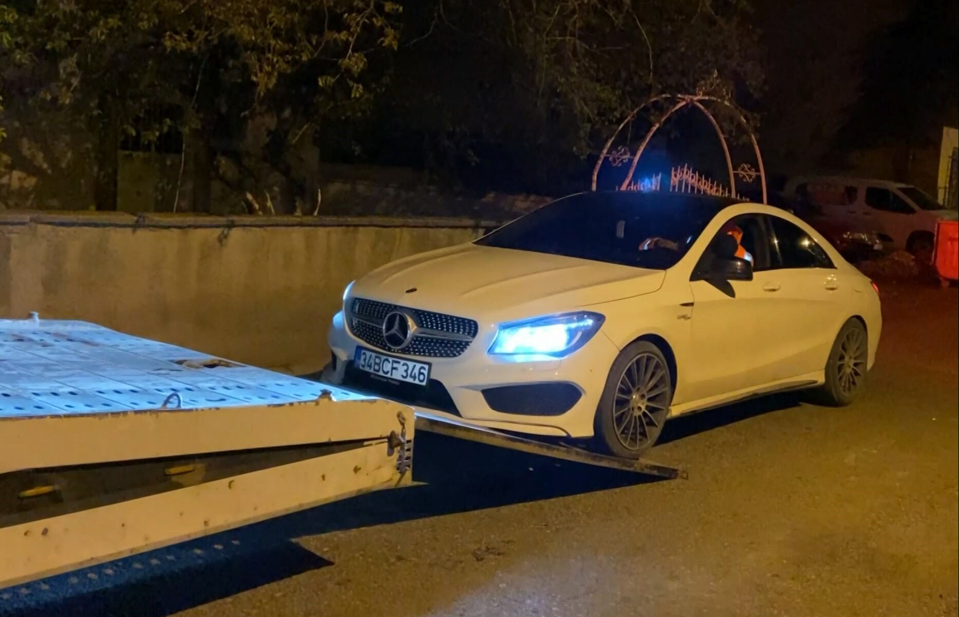 Alkollü kadınlar polisi çileden çıkardı, gazetecilere saldırdı! ''Filtreli çeksin makyajım yok'' - 5. Resim