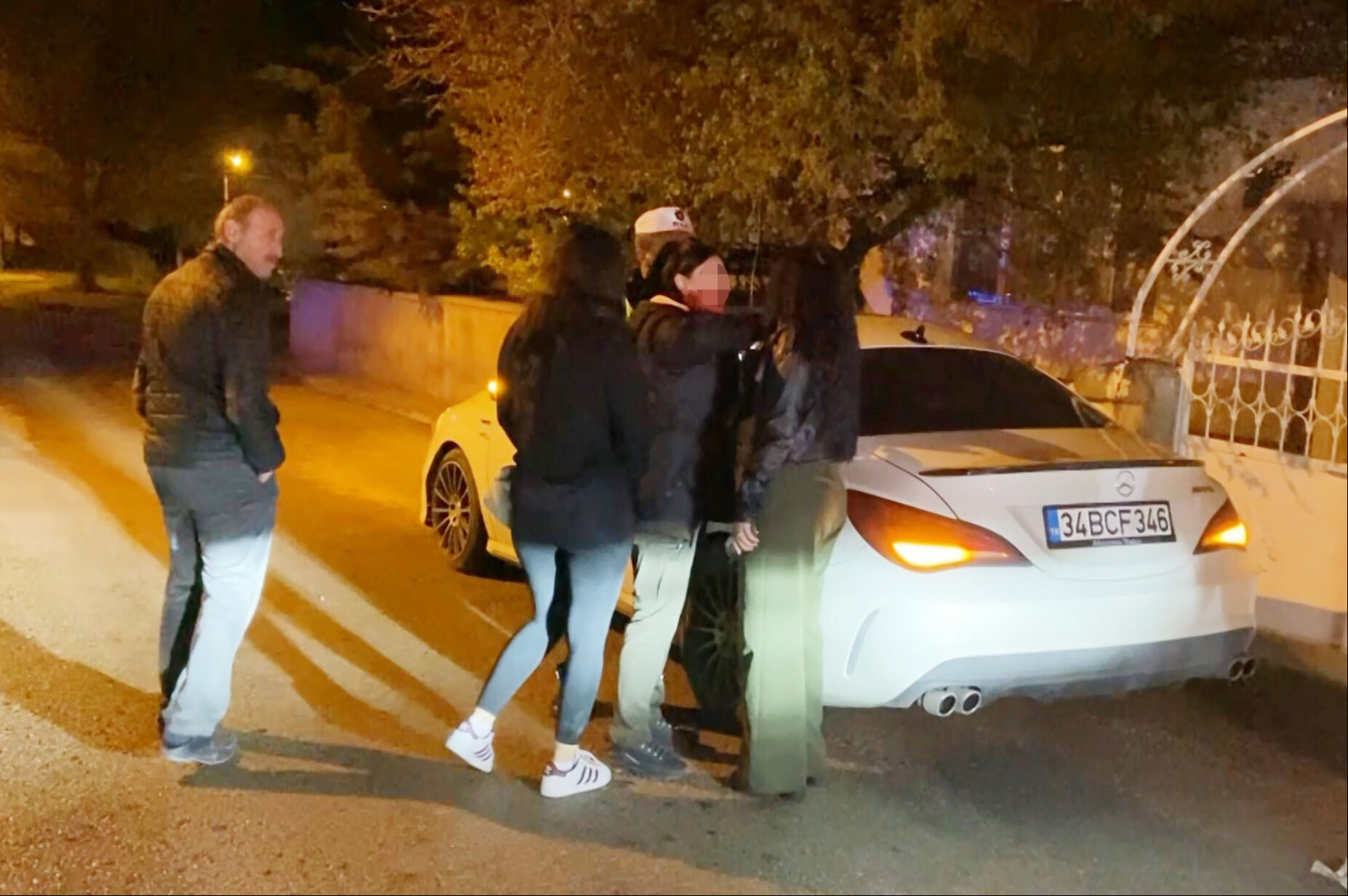 Alkollü kadınlar polisi çileden çıkardı, gazetecilere saldırdı! ''Filtreli çeksin makyajım yok'' - 4. Resim