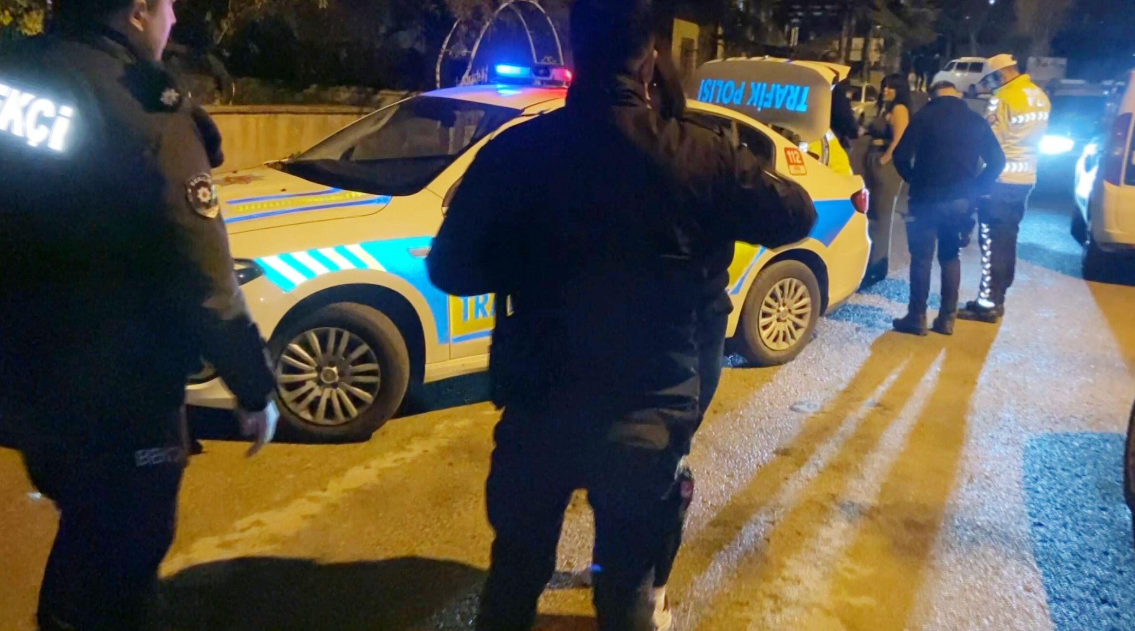 Alkollü kadınlar polisi çileden çıkardı, gazetecilere saldırdı! ''Filtreli çeksin makyajım yok'' - 3. Resim