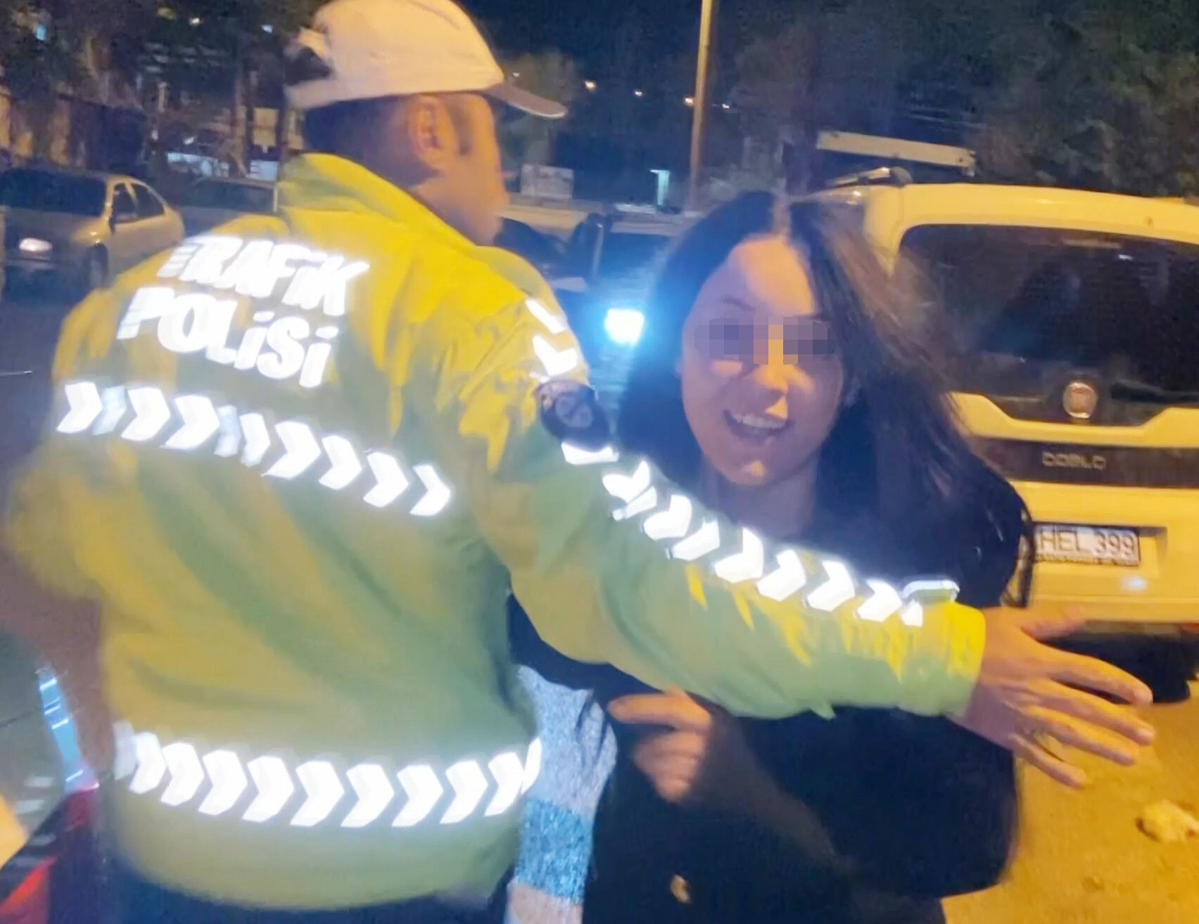 Alkollü kadınlar polisi çileden çıkardı, gazetecilere saldırdı! ''Filtreli çeksin makyajım yok'' - 1. Resim