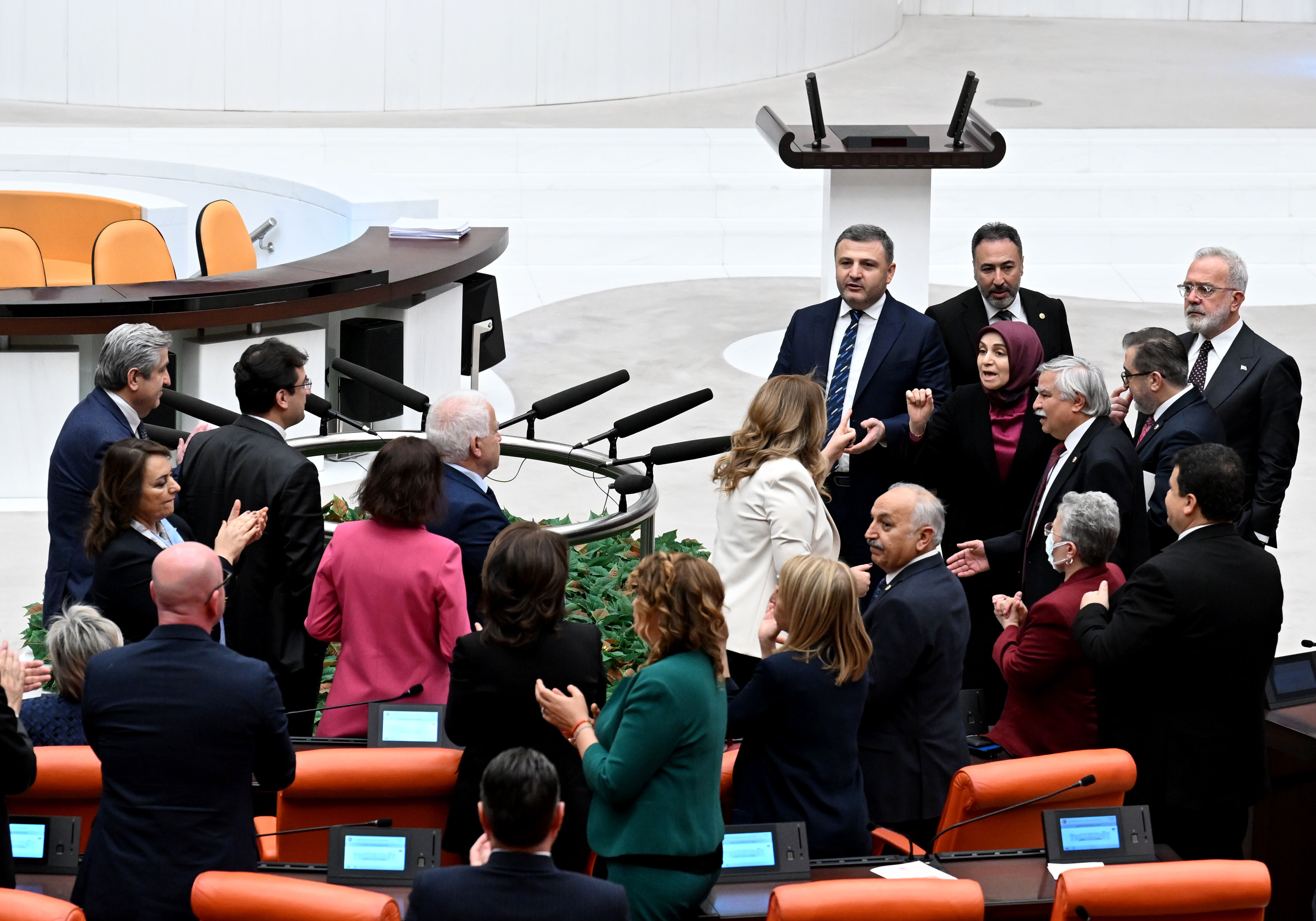 Önder hastalandı CHP kaçırmadı! Meclis’te AYM’nin Can Atalay kararını okuttular  CHP, Önder’in rahatsızlığını fırsata çevirdi! Meclis’te AYM’nin kararı okutuldu - 1. Resim