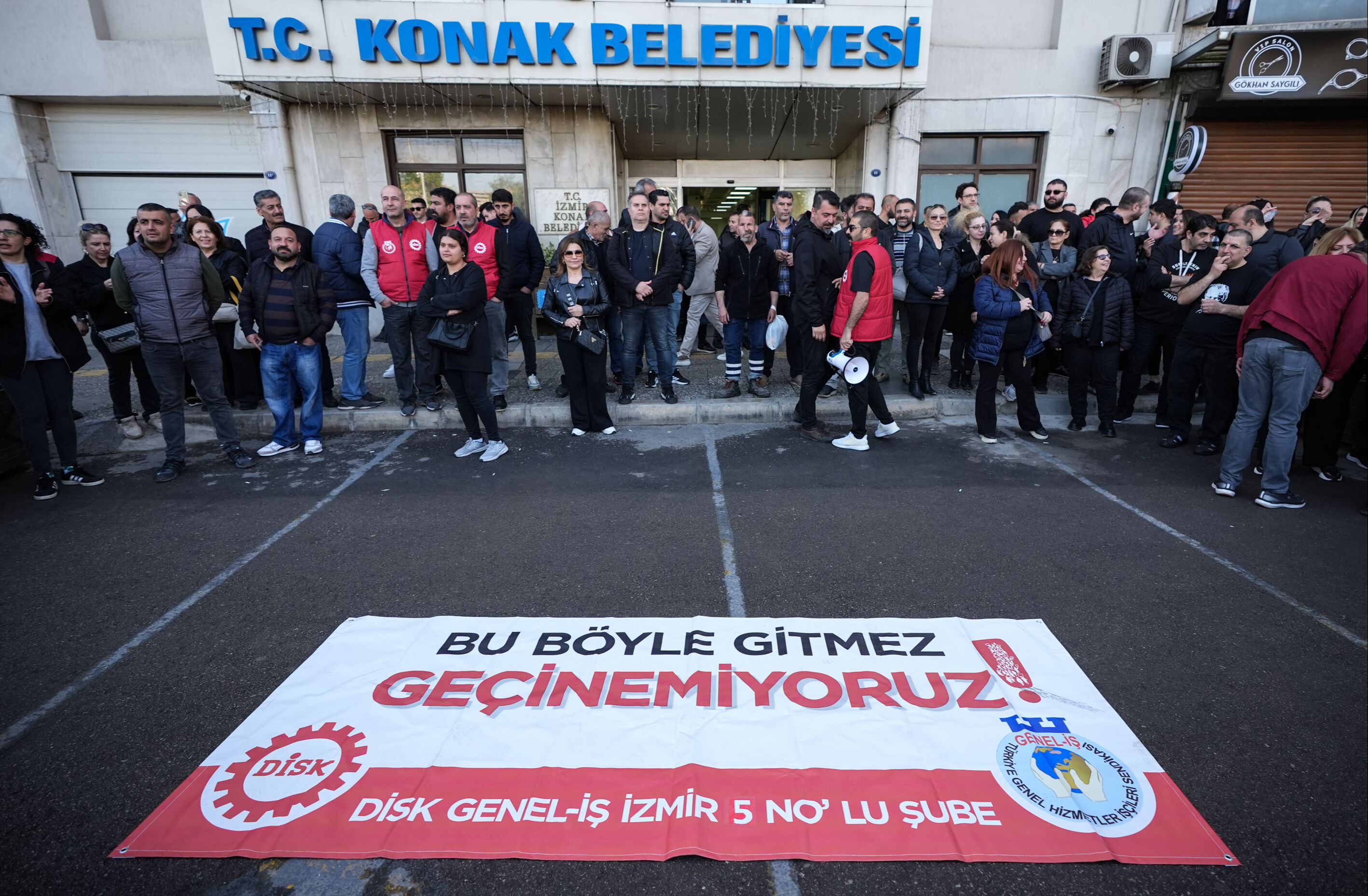 CHP'li belediye maaşları eksik yatırdı, işçiler iş yavaşlattı CHP'li belediye maaşları eksik yatırdı, işçiler iş yavaşlattı - 1. Resim