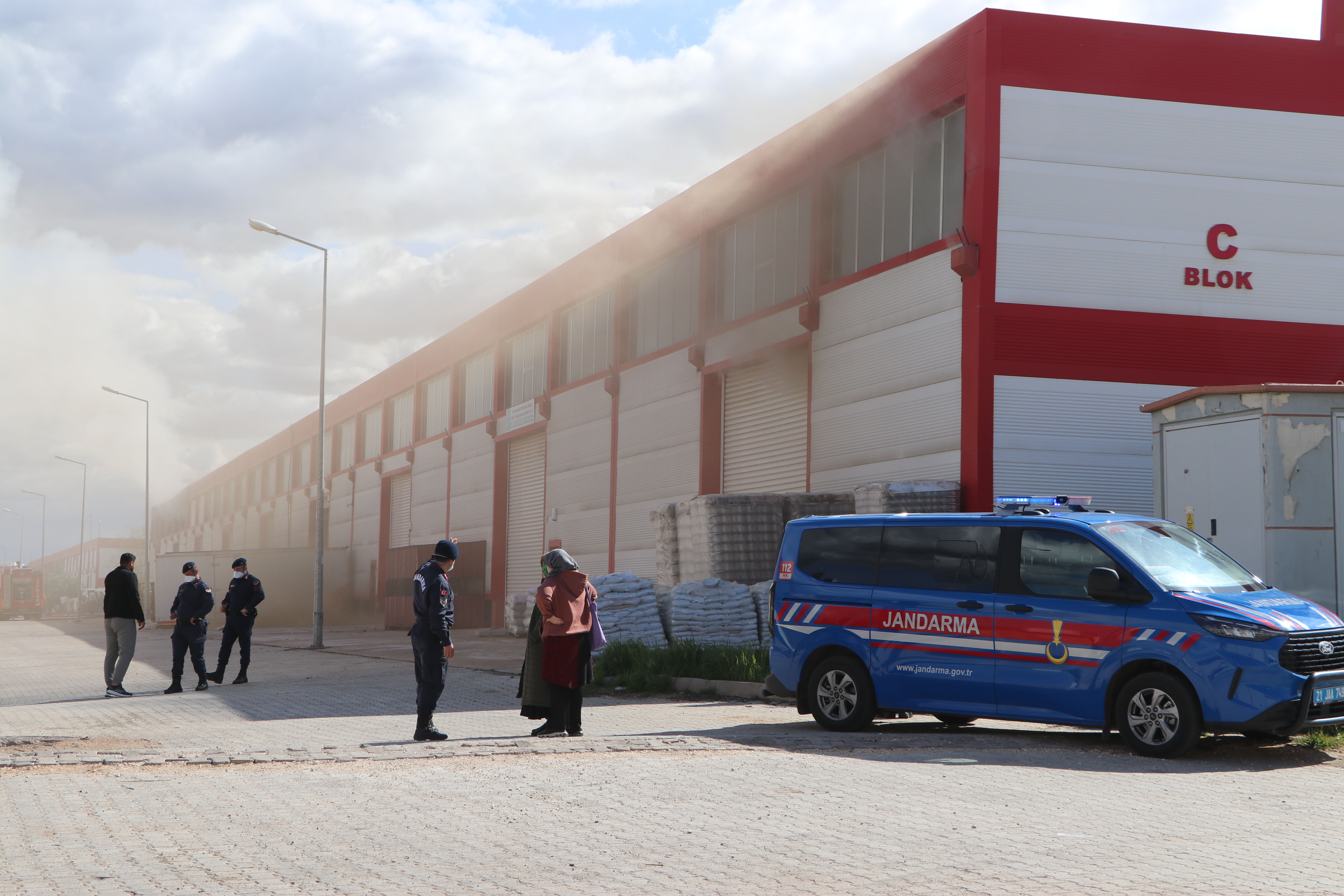 Diyarbakır'da kozmetik fabrikasında yangın paniği Diyarbakır Ziba Kozmetik Fabrikası'nda yangın! Göz gözü görmüyor - 1. Resim