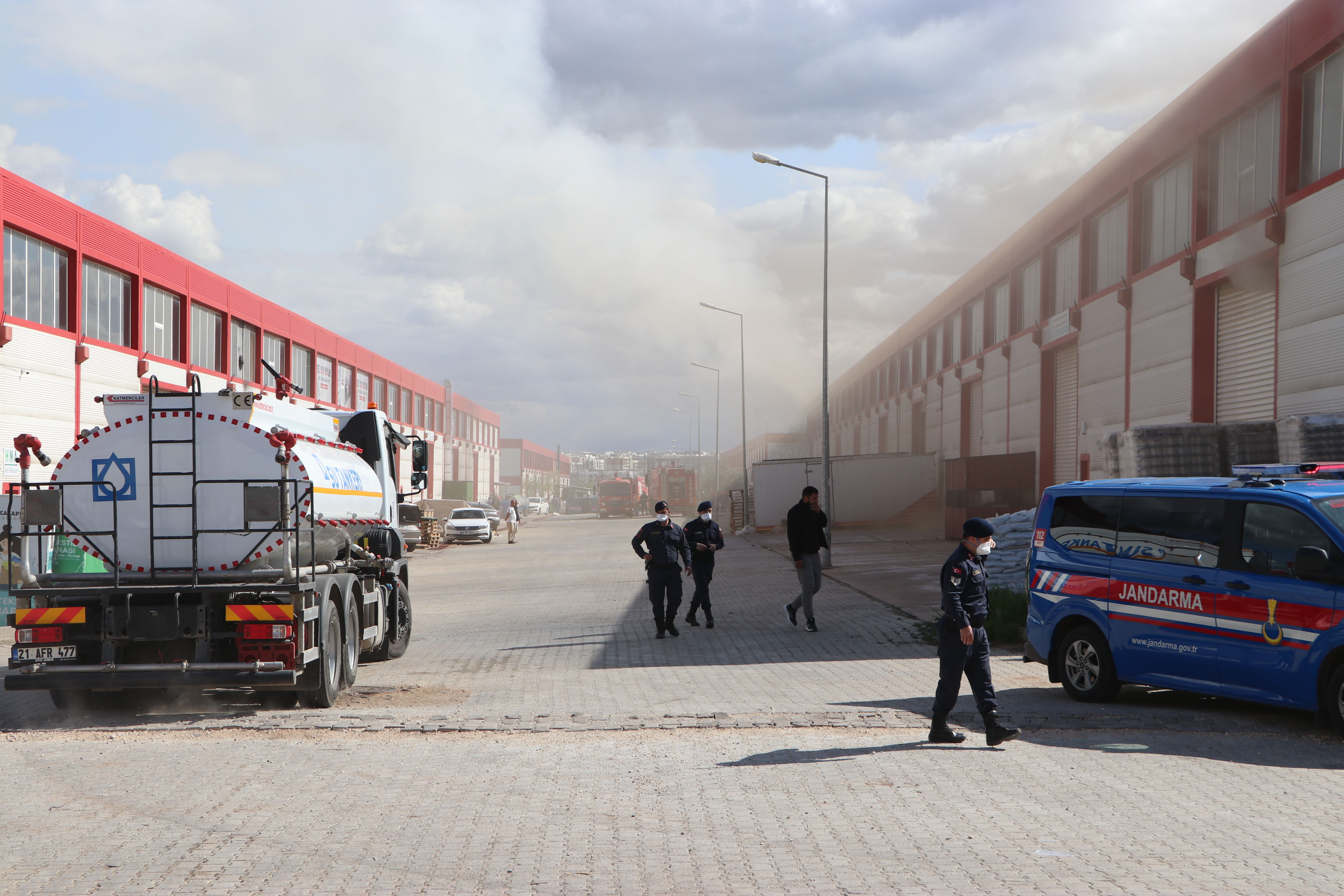Diyarbakır'da kozmetik fabrikasında yangın paniği Diyarbakır Ziba Kozmetik Fabrikası'nda yangın! Göz gözü görmüyor - 2. Resim