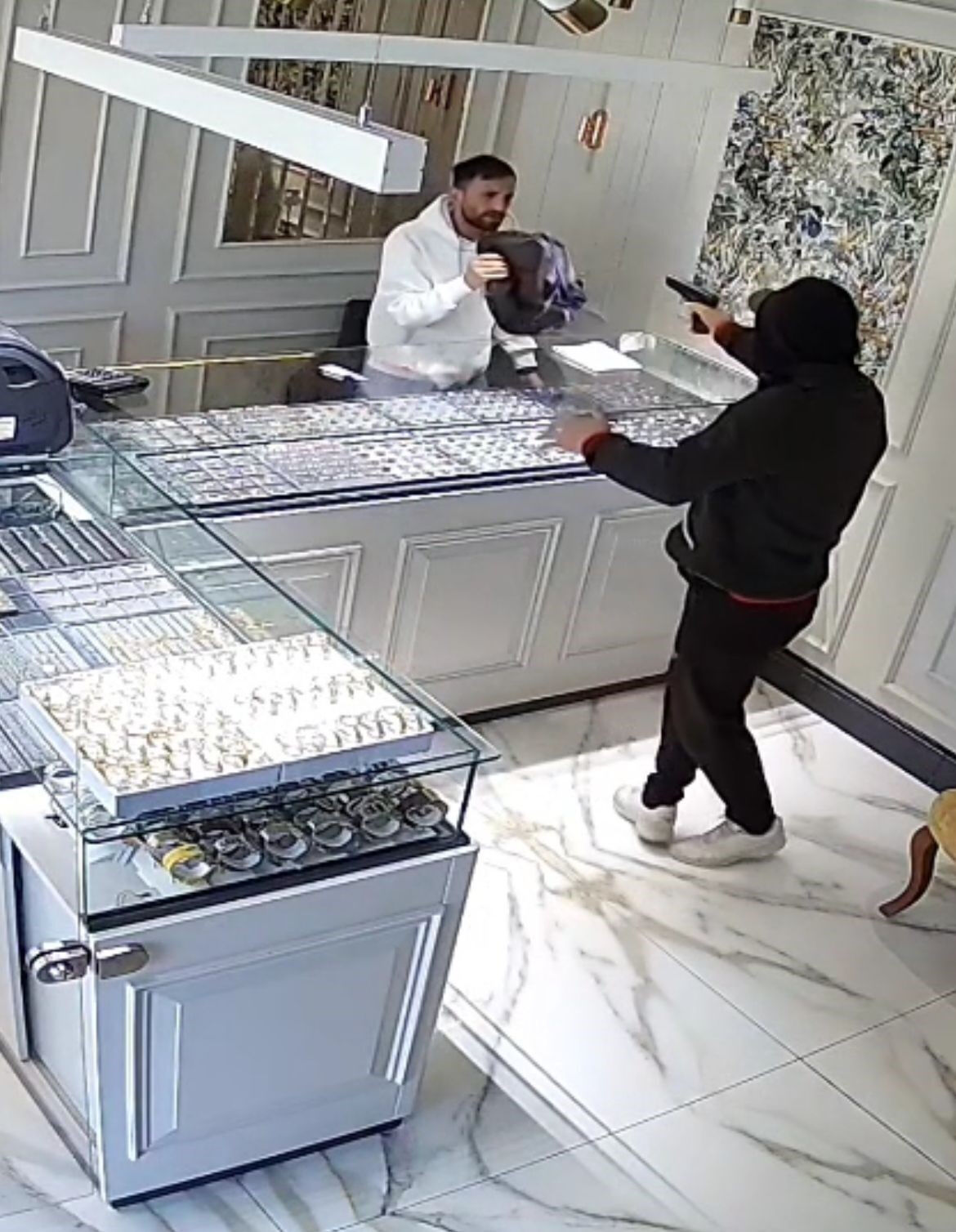 Film sahnelerini aratmayan soygun girişimi! Önce selam verdi sonra silah çekti Film sahnelerini aratmayan soygun girişimi! Dehşet anları kamerada - 1. Resim