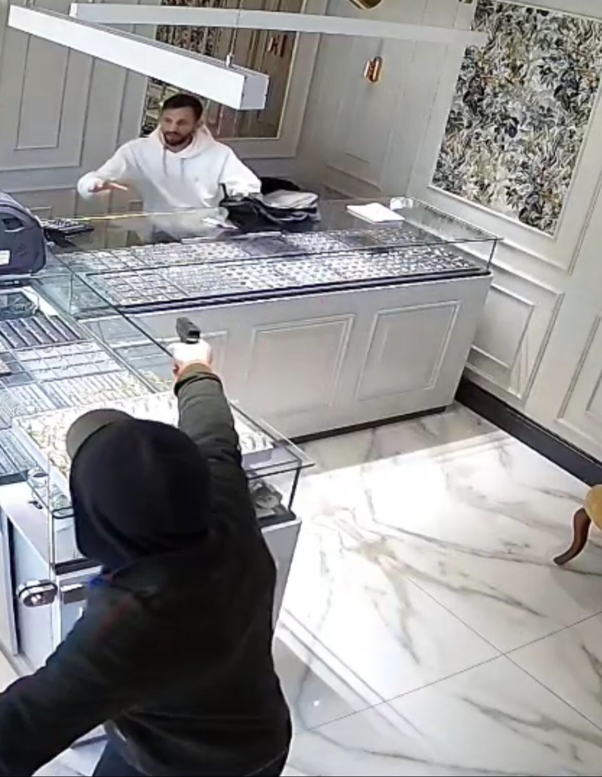 Film sahnelerini aratmayan soygun girişimi! Önce selam verdi sonra silah çekti Film sahnelerini aratmayan soygun girişimi! Dehşet anları kamerada - 2. Resim