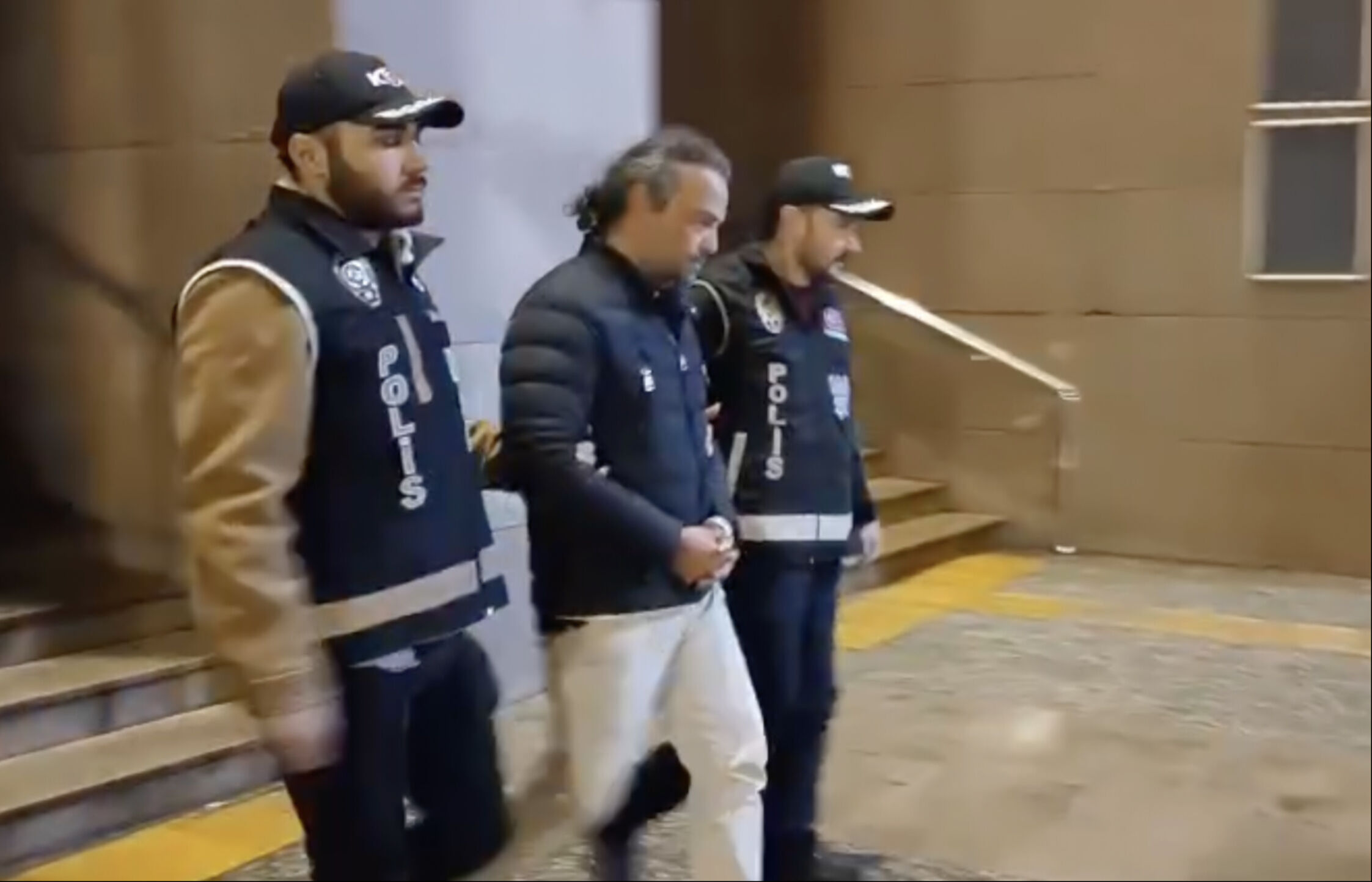 İBB'ye yönelik yolsuzluk soruşturmasında tutuklanmıştı! O ülkeye girişi yasaklandı İBB'ye yönelik yolsuzluk soruşturmasında tutuklanmıştı! O ülkeye girişi yasaklandı - 1. Resim