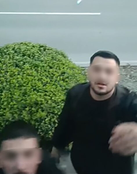 İzmir’de dehşet veren yol kavgası! Yumruklarla saldırdılar - 1. Resim