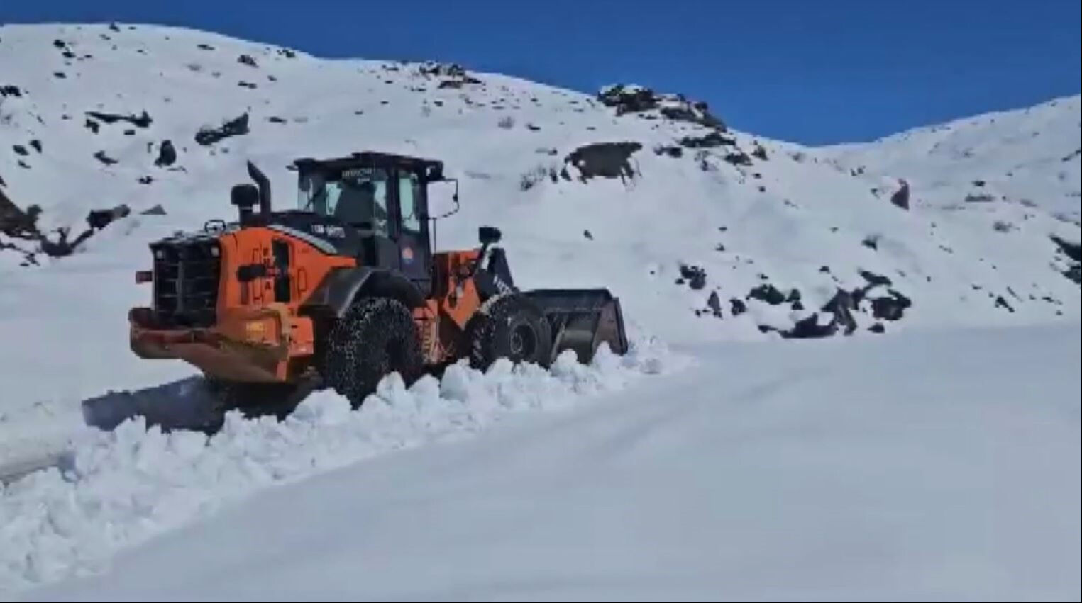 Nisan ayında şoke eden görüntüler! Kar kalınlığı 25 cm oldu, ekipler harekete geçti Nisan ayında şoke eden görüntüler! Kar kalınlığı 25 cm oldu, ekipler harekete geçti - 2. Resim