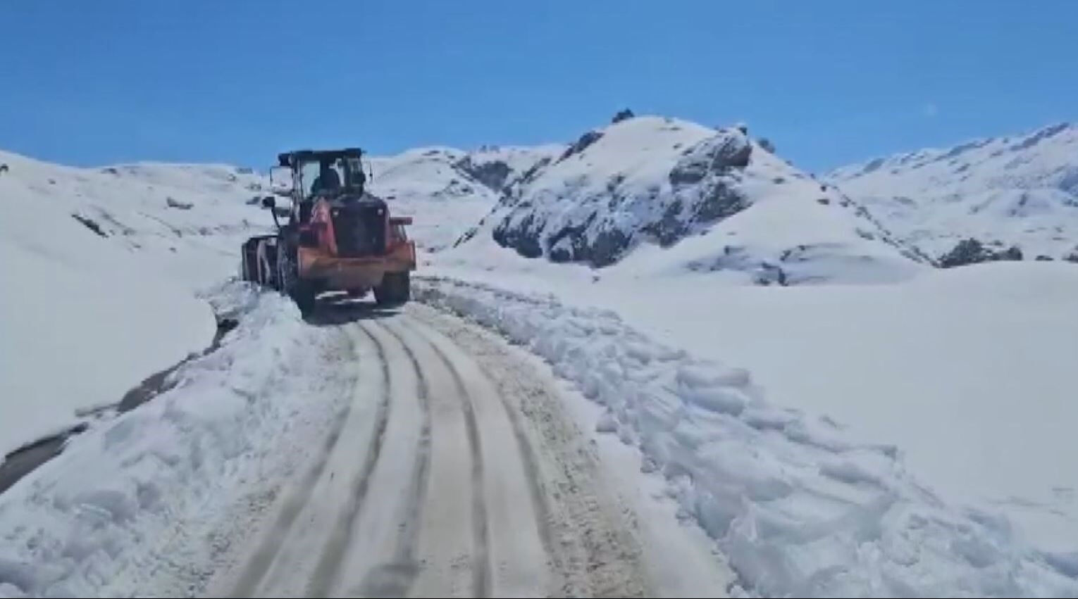 Nisan ayında şoke eden görüntüler! Kar kalınlığı 25 cm oldu, ekipler harekete geçti Nisan ayında şoke eden görüntüler! Kar kalınlığı 25 cm oldu, ekipler harekete geçti - 1. Resim