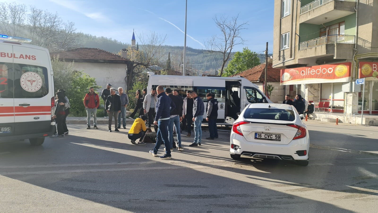 Okul servisi ile otomobil çarpıştı! Yaralılar var Okul servisi ile otomobil çarpıştı! Yaralılar var - 1. Resim