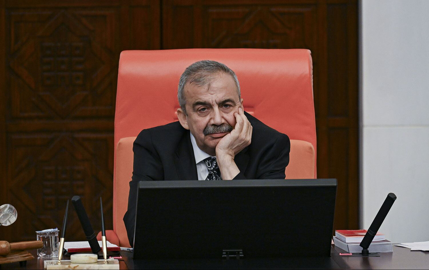 Sırrı Süreyya Önder'in kardeşi konuştu: Ameliyatın ne kadar süreceği belli değil - 2. Resim