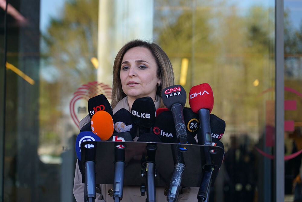 Sırrı Süreyya Önder'in kardeşi konuştu: Ameliyatın ne kadar süreceği belli değil - 1. Resim