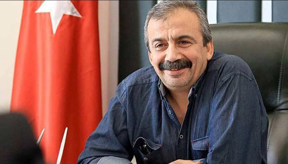 Sırrı Süreyya Önder'in siyaset sahnesine damga vuran çıkışları! Her biri viral oldu Sırrı Süreyya Önder'in siyaset sahnesine damga vuran çıkışları! Her biri viral oldu - 2. Resim
