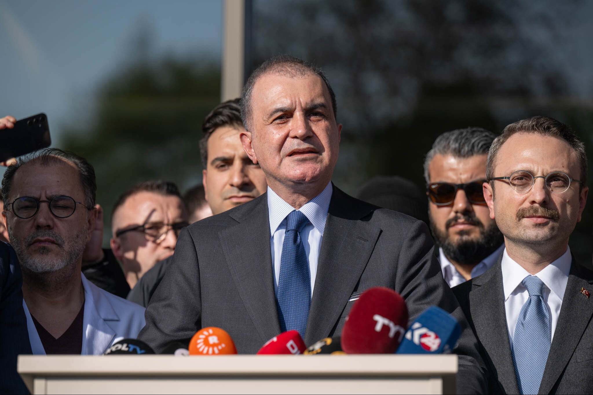 Siyasiler hastaneye akın etti! AK Parti ve CHP'den Sırrı Süreyya Önder'i peş peşe ziyaret Siyasiler hastaneye akın etti! AK Parti ve CHP'de Sırrı Süreyya Önder'i peş peşe ziyaret - 2. Resim