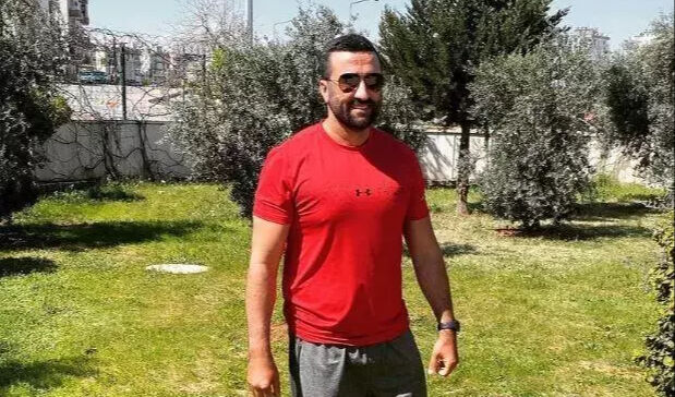 Survivor Hikmet tutuklanacak mı? Türkiye'ye dönmemesinin arkasında yatan iddialar şaşırttı! Survivor Hikmet tutuklanacak mı? Türkiye'ye dönmemesinin arkasında yatan iddialar şaşırttı! - 1. Resim