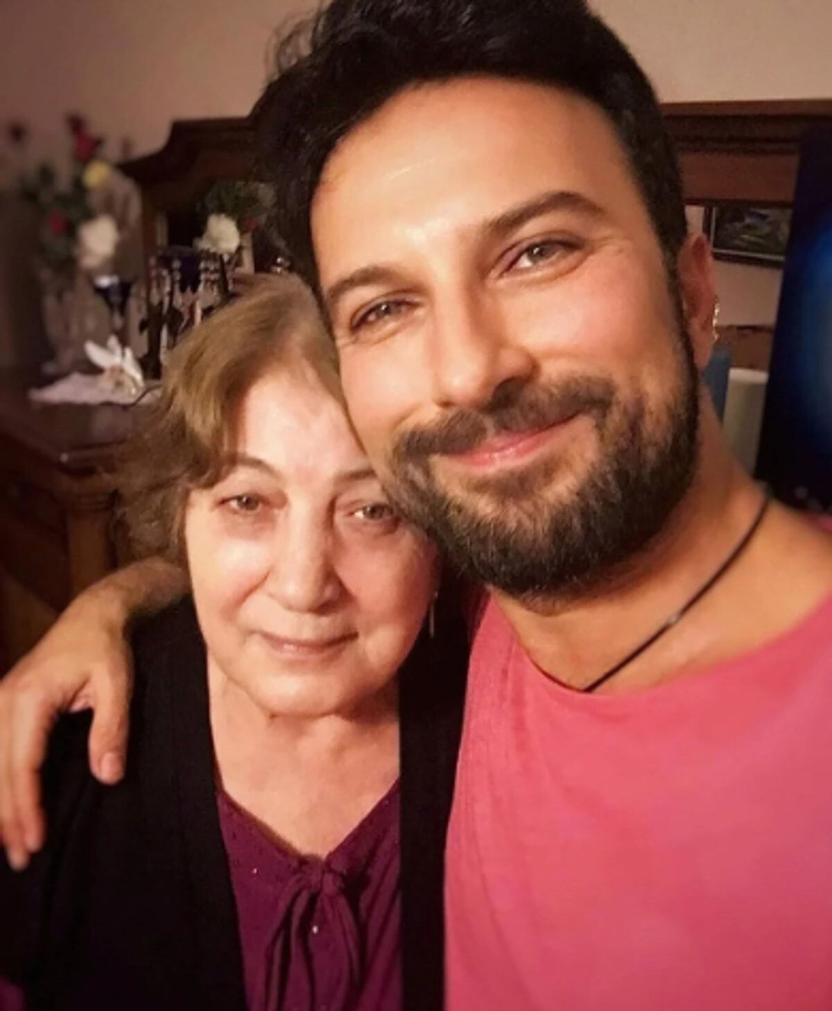 Tarkan'ın annesi Neşe Tevetoğlu kimdir, neden öldü? Acı haberi sevenlerini üzdü - 1. Resim